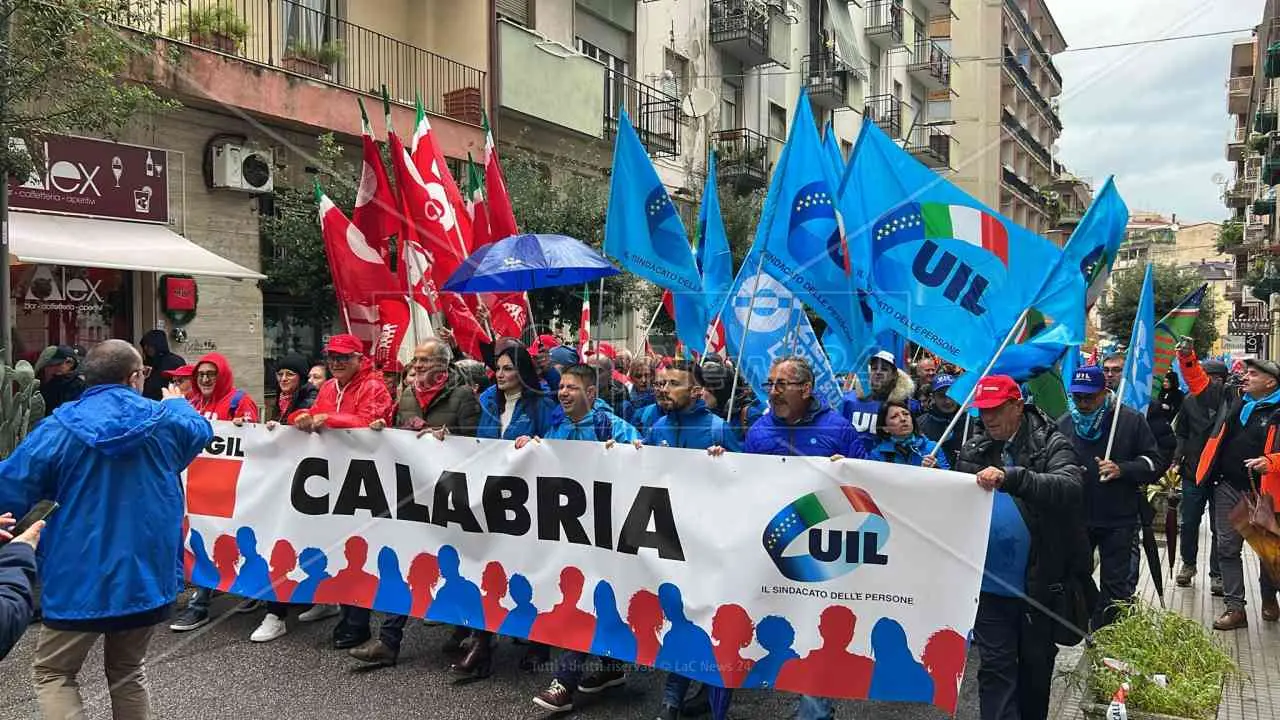 <p>La manifestazione regionale a Cosenza, in occasione dello sciopero generale</p>\\n