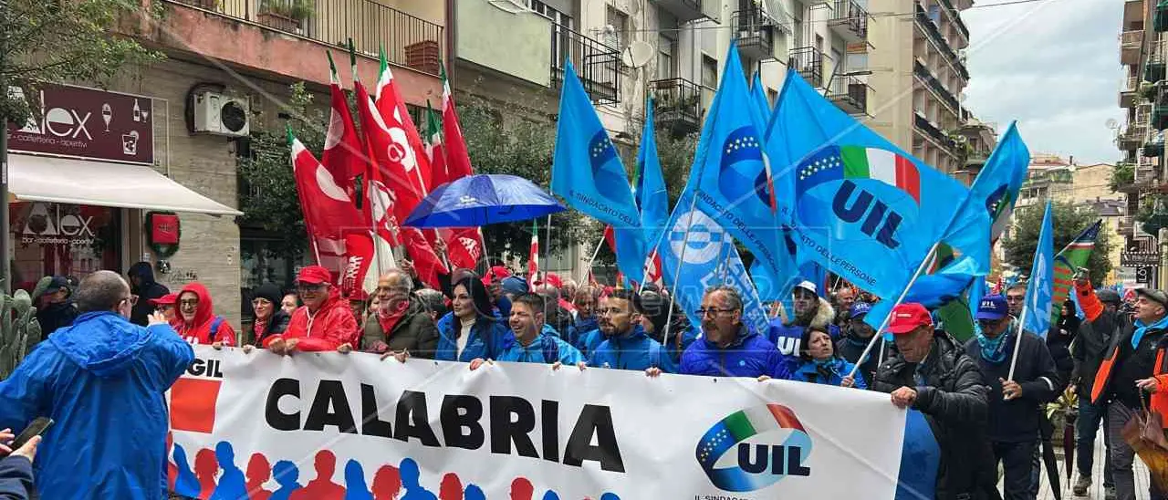 Sciopero: adesioni al 50% al porto di Gioia, 45% per Ferrovie della Calabria. Cgil: «Governo impedisce ai lavoratori di partecipare»