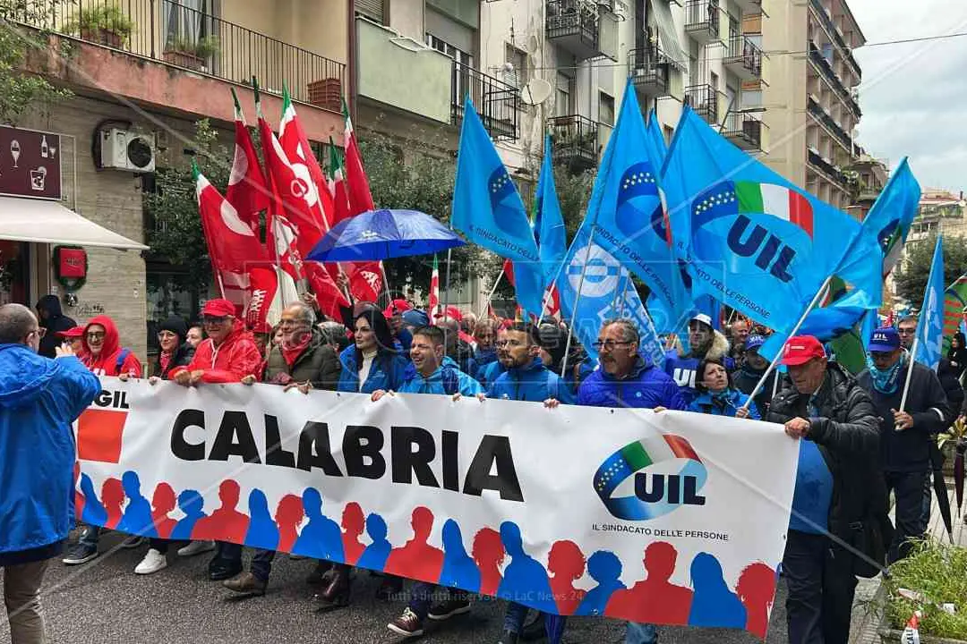 <p>La manifestazione regionale a Cosenza, in occasione dello sciopero generale</p>\\n