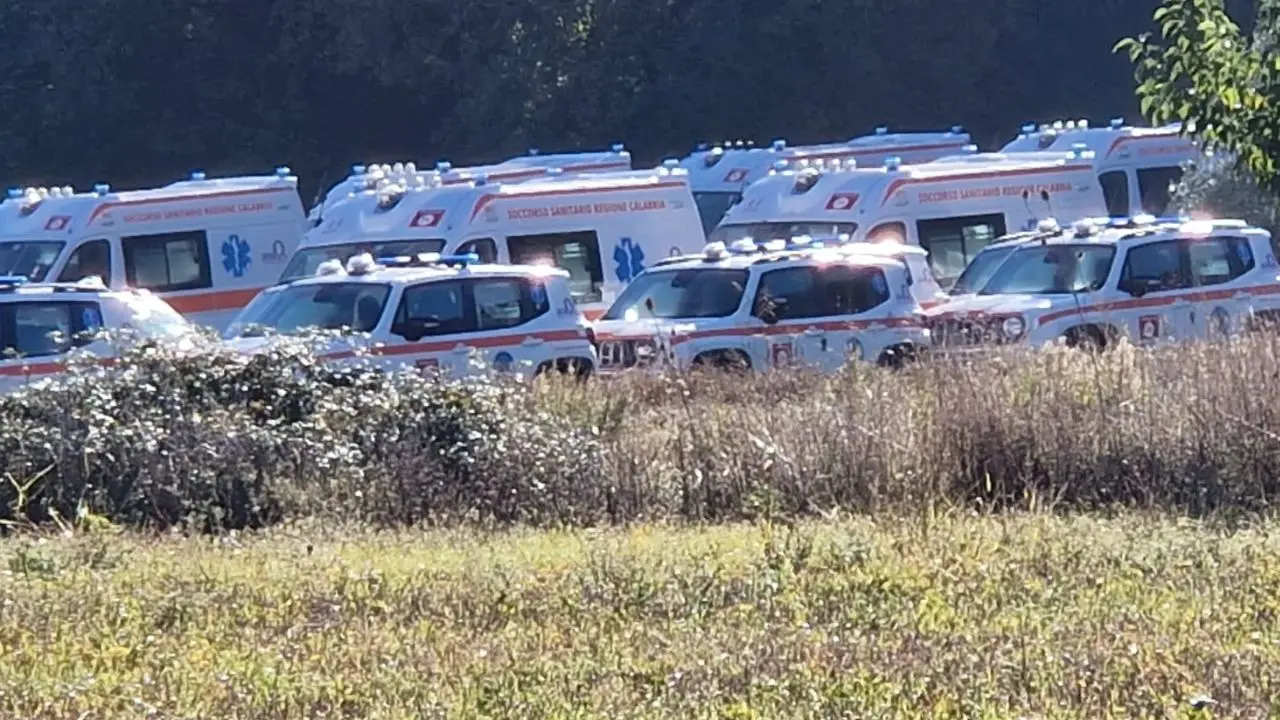 Le ambulanze parcheggiate fino a una settima fa a Montalto Uffugo