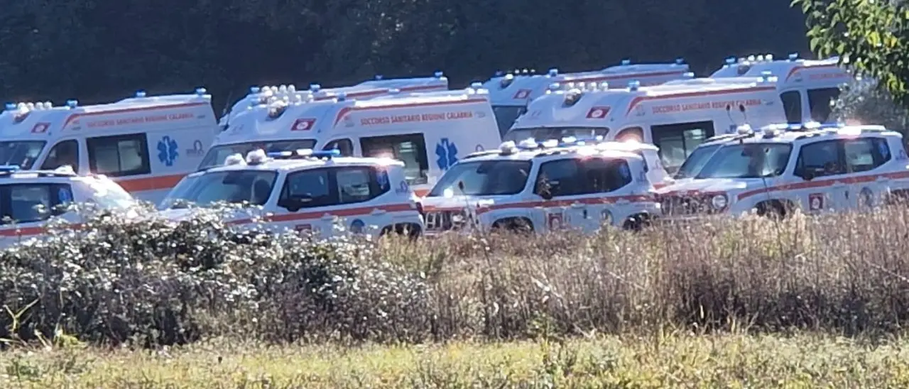 In Calabria i tempi di soccorso più lunghi d’Italia mentre decine di ambulanze restano parcheggiate per mancanza di autisti