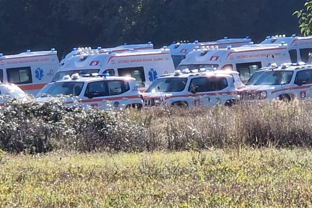 Le ambulanze parcheggiate fino a una settima fa a Montalto Uffugo