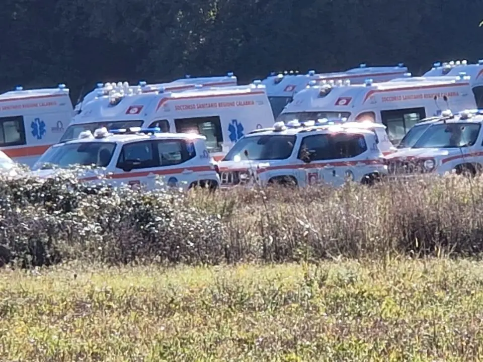 In Calabria i tempi di soccorso più lunghi d’Italia mentre decine di ambulanze restano parcheggiate per mancanza di autisti