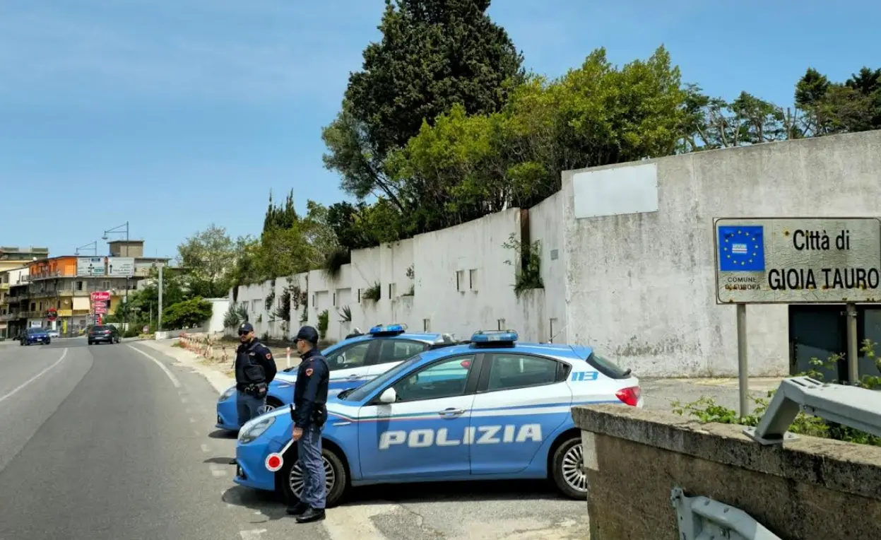 Gettano dal finestrino dell’auto pistola e munizioni, due arresti nel Reggino\n