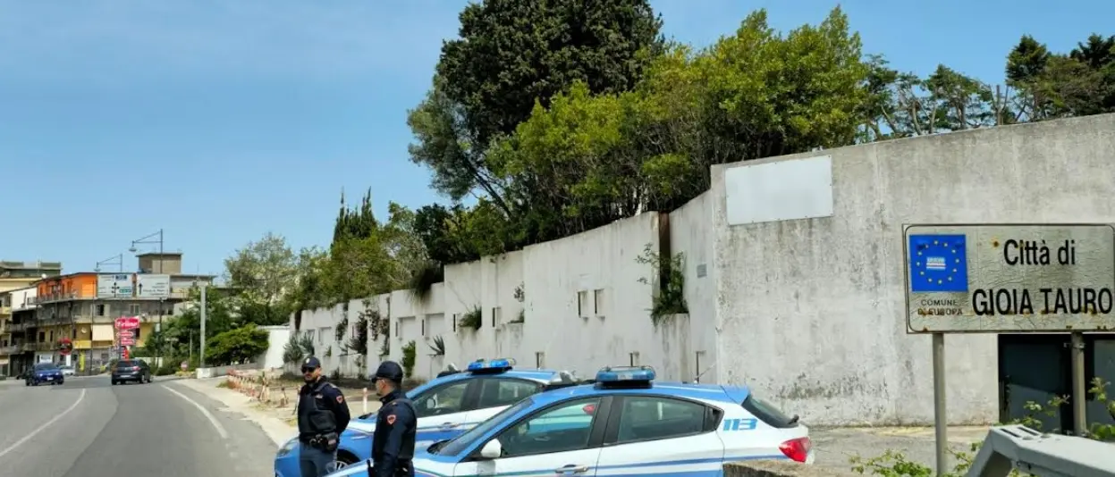 Gettano dal finestrino dell’auto pistola e munizioni, due arresti nel Reggino\n