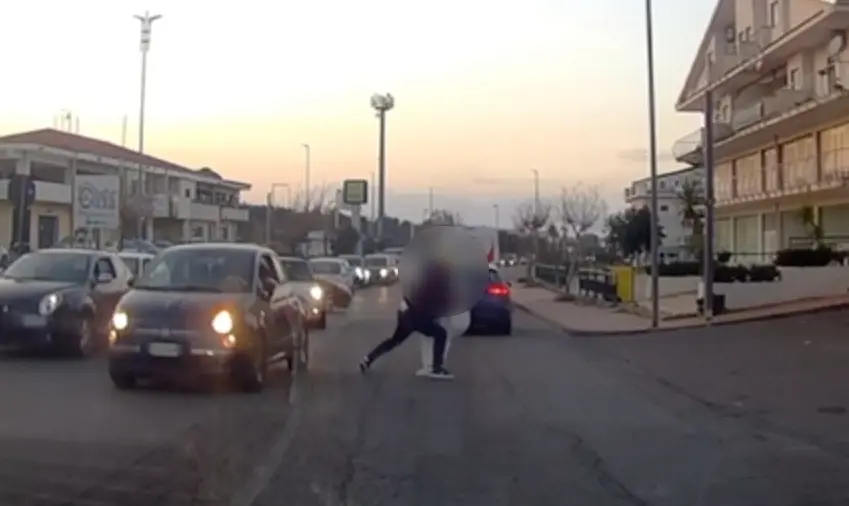 Lite\u00A0in pieno centro a Corigliano-Rossano: scazzottata tra automobilisti blocca il traffico