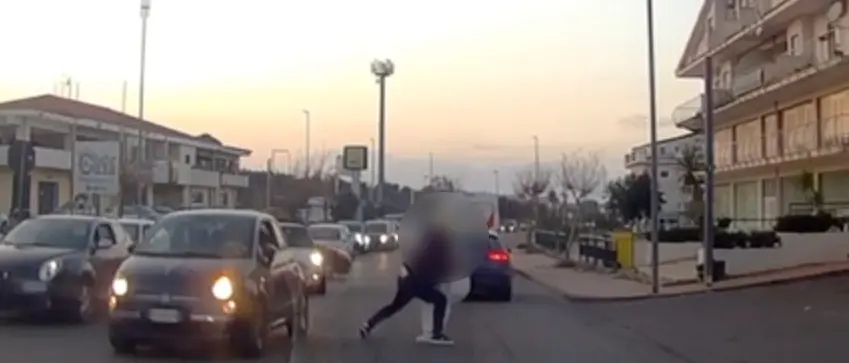 Lite\u00A0in pieno centro a Corigliano-Rossano: scazzottata tra automobilisti blocca il traffico