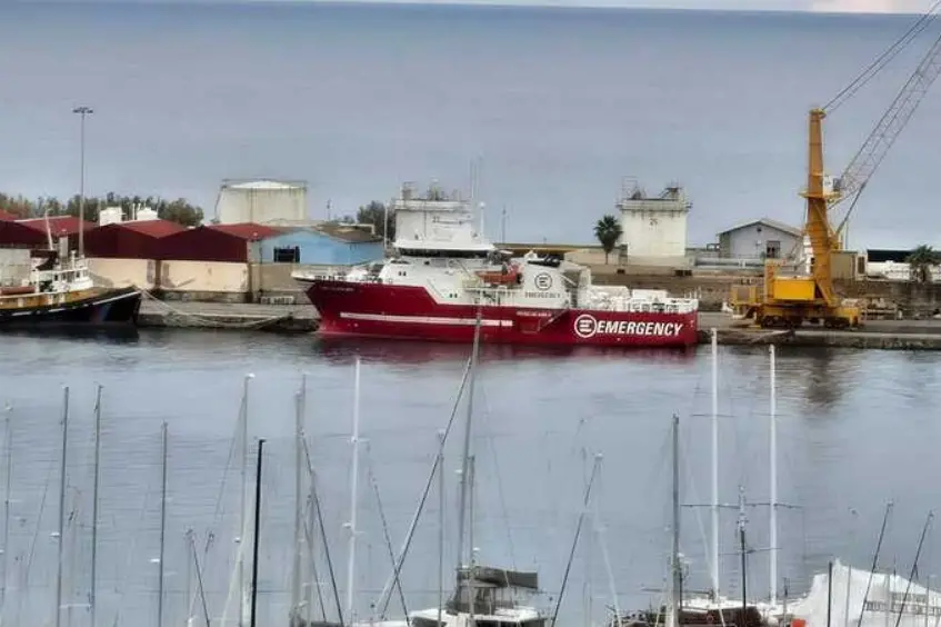 La nave Emergency a Vibo Marina, foto Ansa