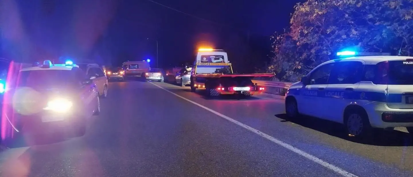 Incidente a Cassano, auto investe 2 pedoni: un morto e un ferito grave, soccorsi chiamati dal conducente\n