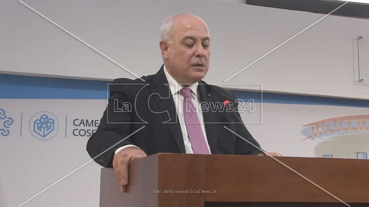 <p>Il presidente Klaus Algieri durante la presentazione del bilancio di mandato</p>\\n