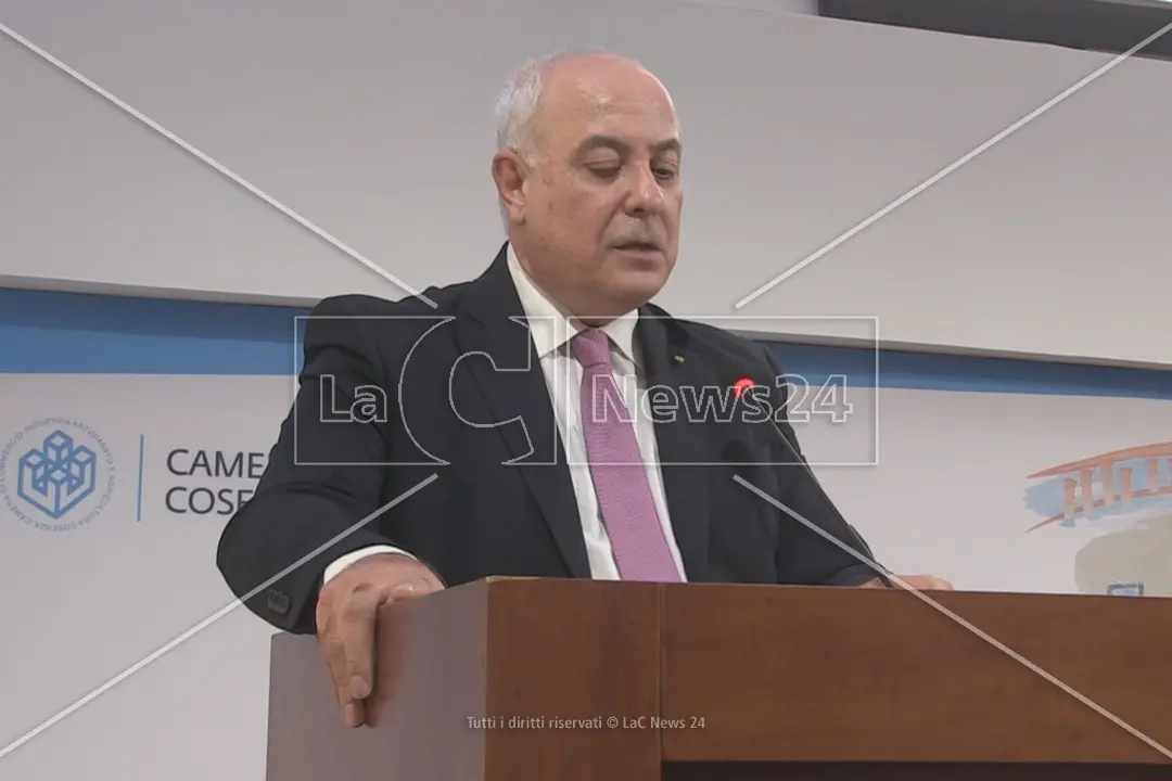 <p>Il presidente Klaus Algieri durante la presentazione del bilancio di mandato</p>\\n