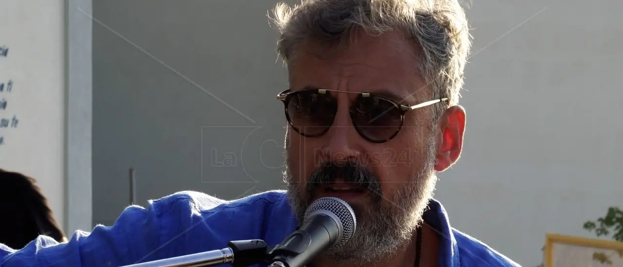 Sanremo 2025, Brunori debutta come concorrente del Festival: anche il cantante calabrese sul palco dell’Ariston\n