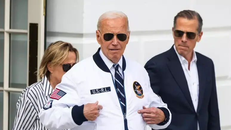 Biden fa il Trump e grazia il figlio Hunter: «Sotto inchiesta per anni per colpire me»