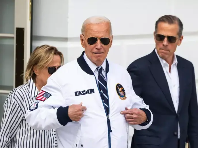 Biden fa il Trump e grazia il figlio Hunter: «Sotto inchiesta per anni per colpire me»