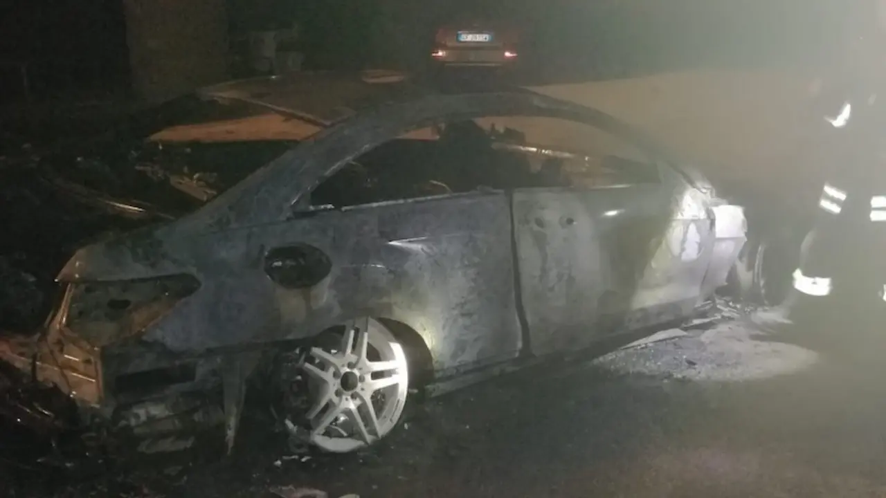 Ancora un’auto in fiamme nella notte a Corigliano Rossano, indagano i carabinieri\n