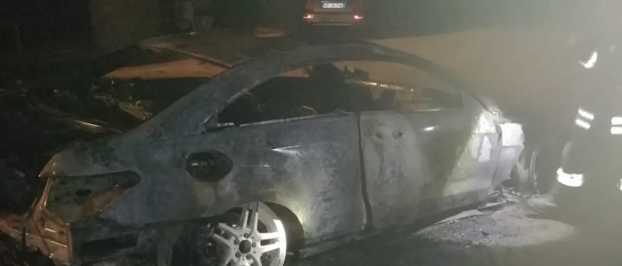 Ancora un’auto in fiamme nella notte a Corigliano Rossano, indagano i carabinieri\n