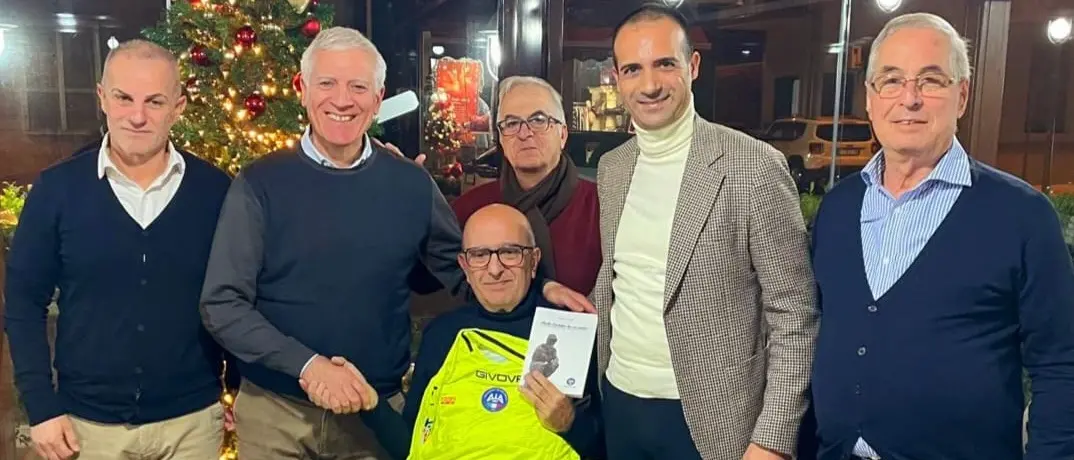 Disabile non autorizzato a bordo campo durante una partita di calcio, la polemica si chiude con una stretta di mano\n