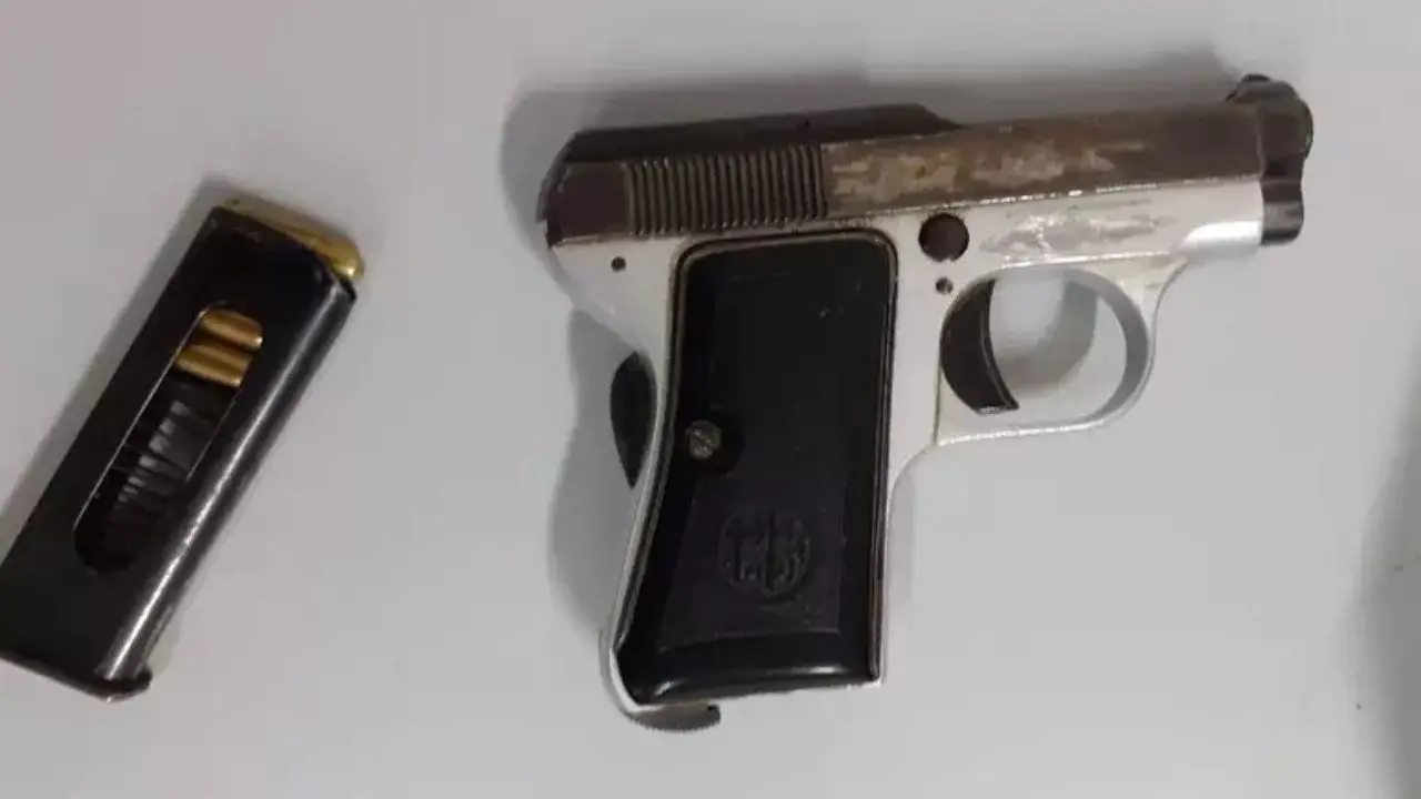 La pistola ritrovata nel fiume Oglio dai carabinieri