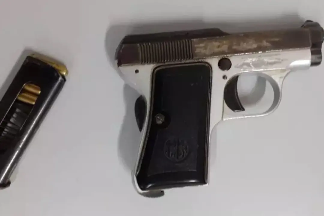 La pistola ritrovata nel fiume Oglio dai carabinieri