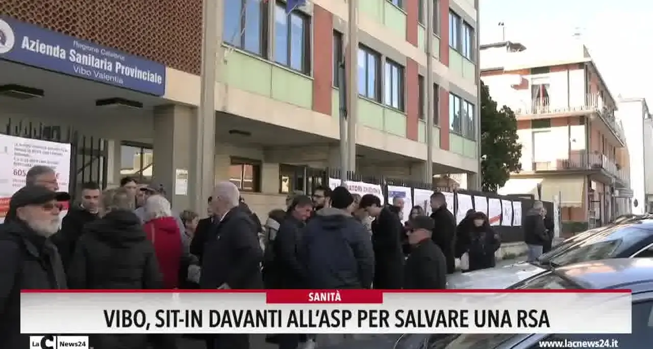 Vibo, sit-in davanti all'Asp per salvare una Rsa