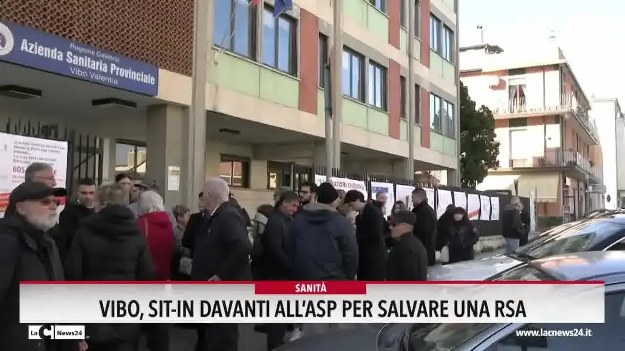 Vibo, sit-in davanti all'Asp per salvare una Rsa