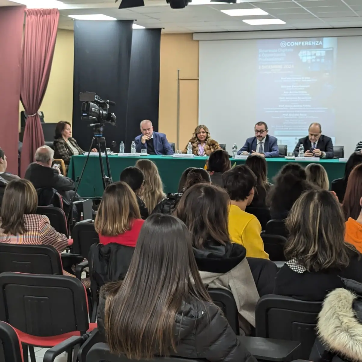 Diamante, Ettore Rosato nelle scuole per parlare di sicurezza digitale e opportunità professionali\n