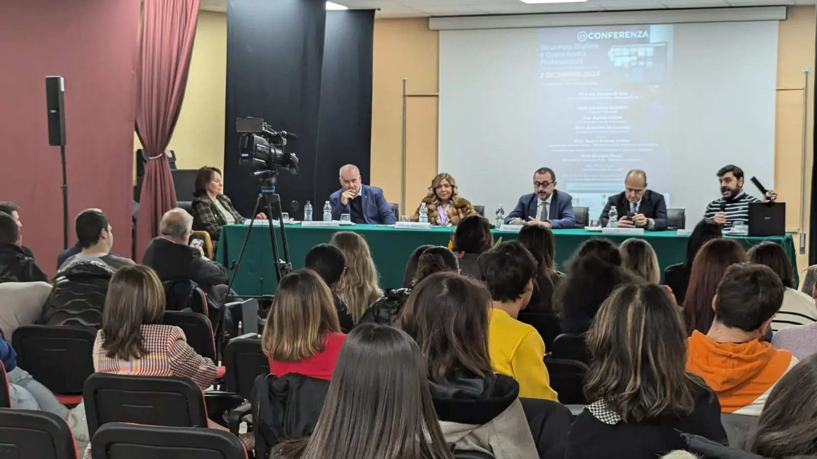 <p>Un momento del convegno</p>\\n