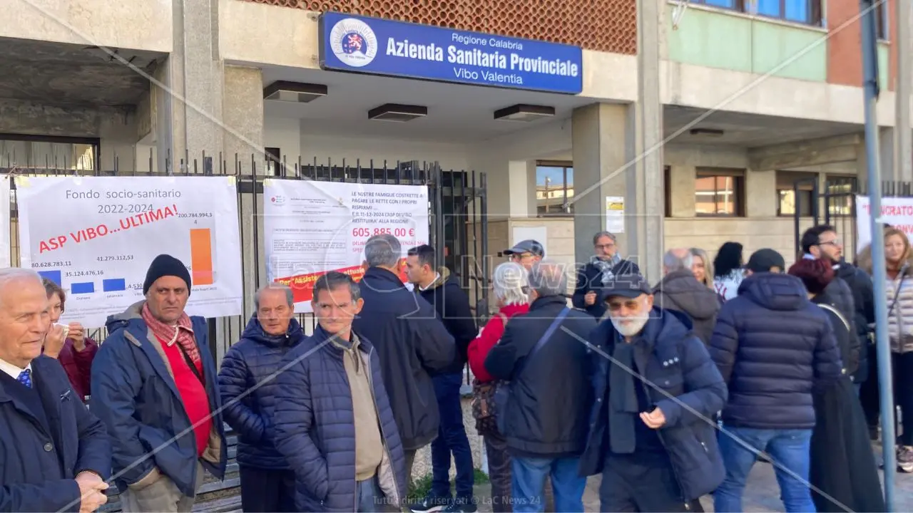 Vibo, il Don Mottola Medical Center verso la chiusura. I familiari dei pazienti in protesta davanti all’Asp: «Basta prese in giro»\n