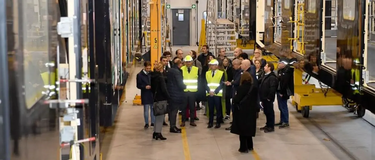 Treni per la Lombardia costruiti in Calabria, l’assessore Lucente\u00A0a Reggio: «Stabilimento Hitachi un’eccellenza»\n