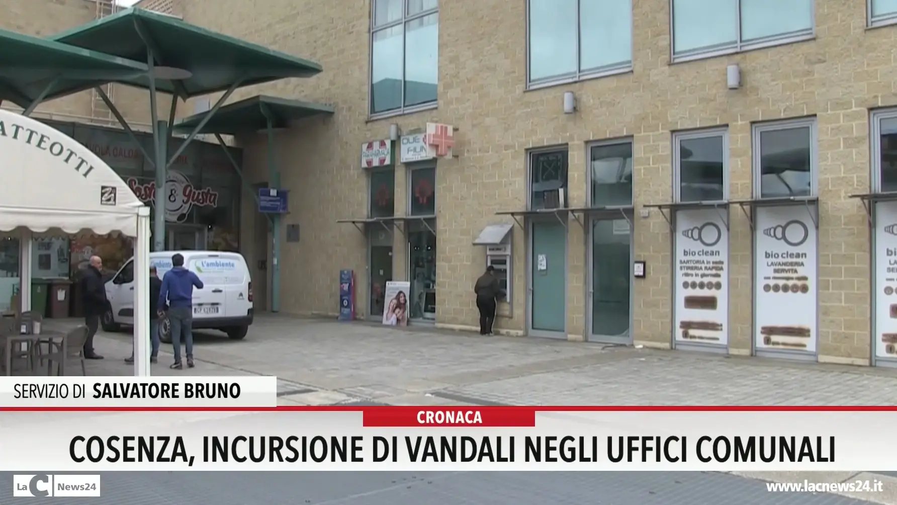 Cosenza, incursione di vandali negli uffici comunali