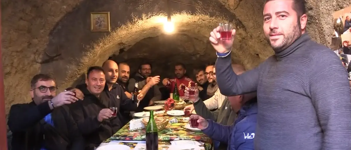 A Santa Caterina Ionio rivive la tradizione della sagra del maiale nei “catoi”\n