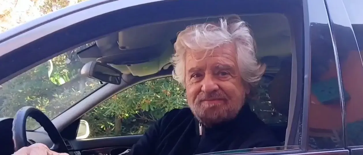 Grillo: «Il M5s è stramorto, fatevi un altro simbolo»\n