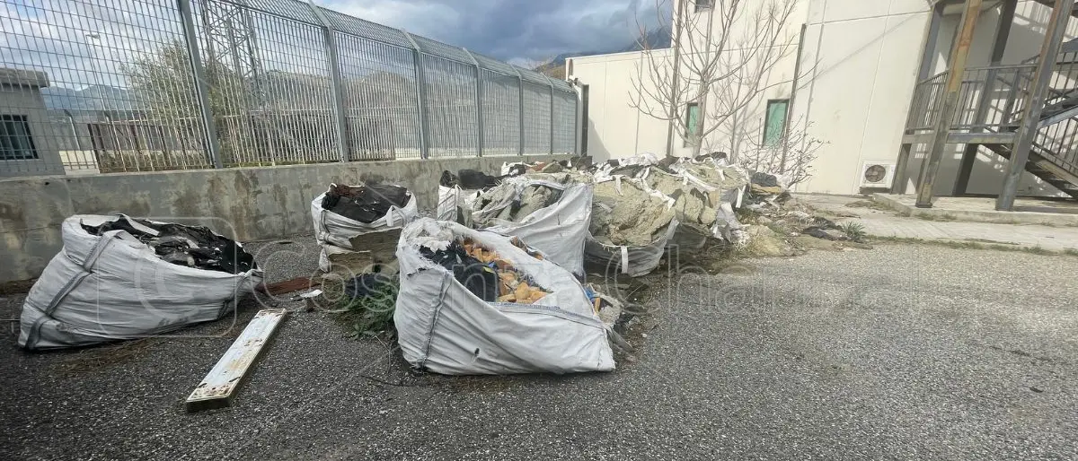 Bagni sporchi, gelo e rifiuti: il processo Reset a Castrovillari\u00A0si celebra in un’aula bunker disastrosa\n