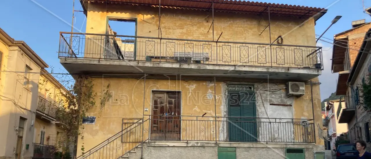 Dasà, edificio abbandonato a 5\u00A0anni dall’incendio. La rabbia dei vicini: «Tra topi, muffa e sporcizia, vivere qui è impossibile»\n