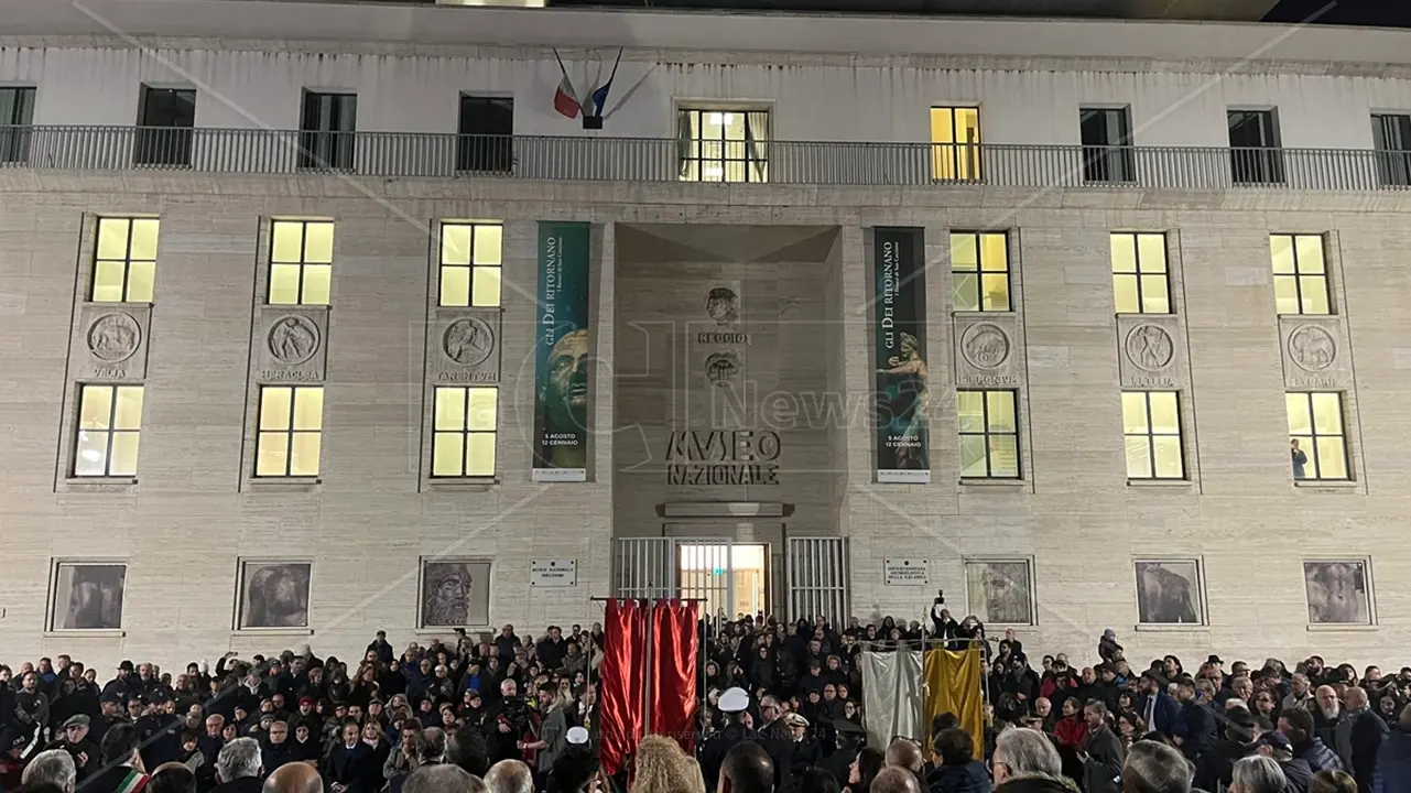 <p>L&#39;inaugurazione della nuova piazza De Nava di fronte al Museo archeologico nazionale di Reggio Calabria</p>\\n