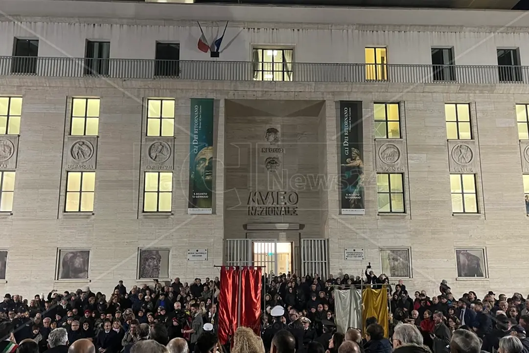 <p>L&#39;inaugurazione della nuova piazza De Nava di fronte al Museo archeologico nazionale di Reggio Calabria</p>\\n