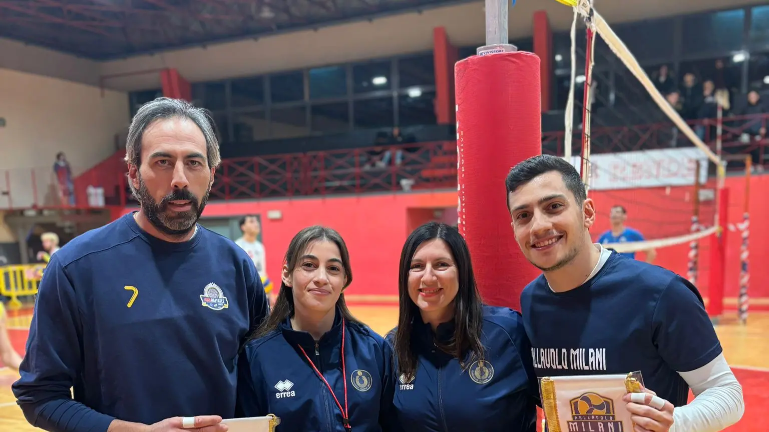 <p>Momento di fair play tra tutte le componenti del match</p>\\n