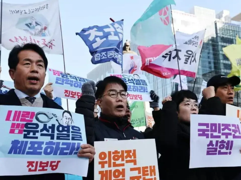 Corea del Sud nel caos, la protesta blocca la legge marziale. Yoon verso l’impeachment
