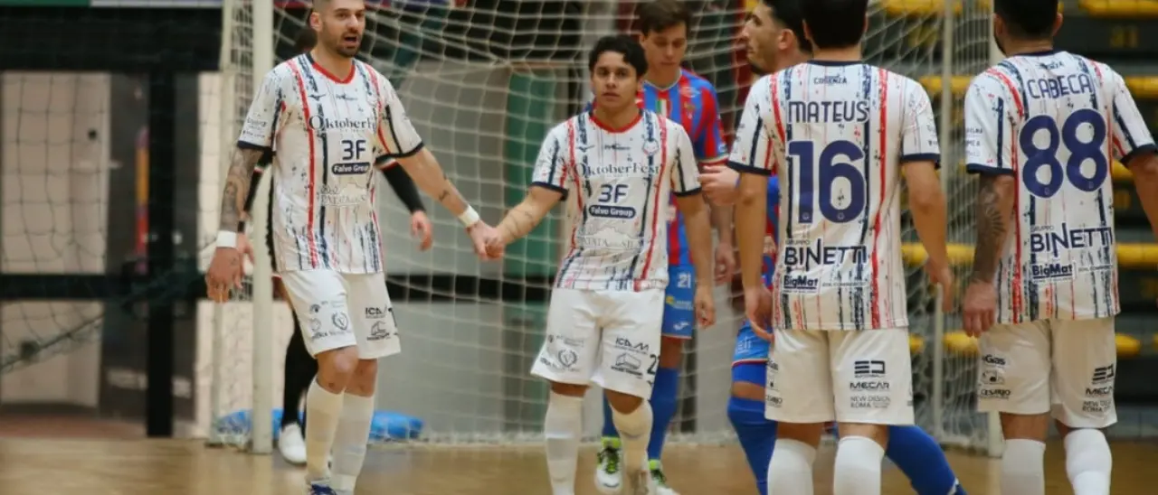 Serie A di calcio a 5, la Pirossigeno Cosenza lotta ma la Meta Catania vince: lupi sconfitti 4-2 in Sicilia\n