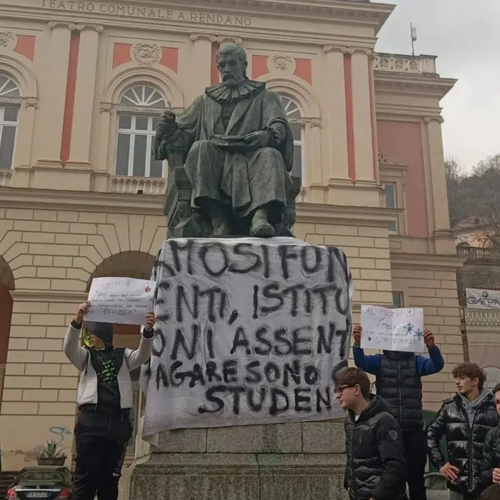Cosenza, aule senza riscaldamenti da un mese e studenti del Mancini in piazza: «Istituzioni assenti»\n
