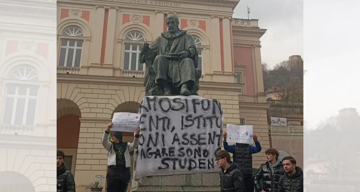 Cosenza, aule senza riscaldamenti da un mese e studenti del Mancini in piazza: «Istituzioni assenti»\n