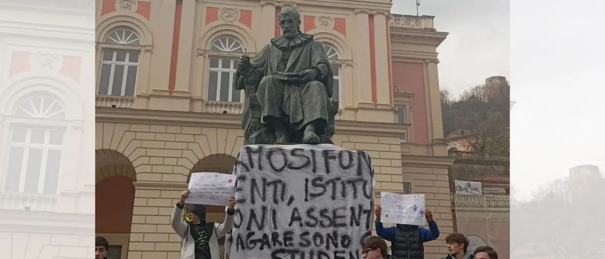 Cosenza, aule senza riscaldamenti da un mese e studenti del Mancini in piazza: «Istituzioni assenti»\n