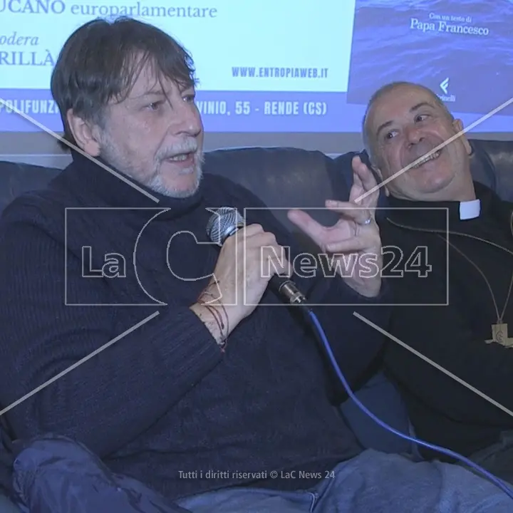 Dalle tute bianche alle navi Ong, l’attivista Luca Casarini all’Unical per La cospirazione del bene