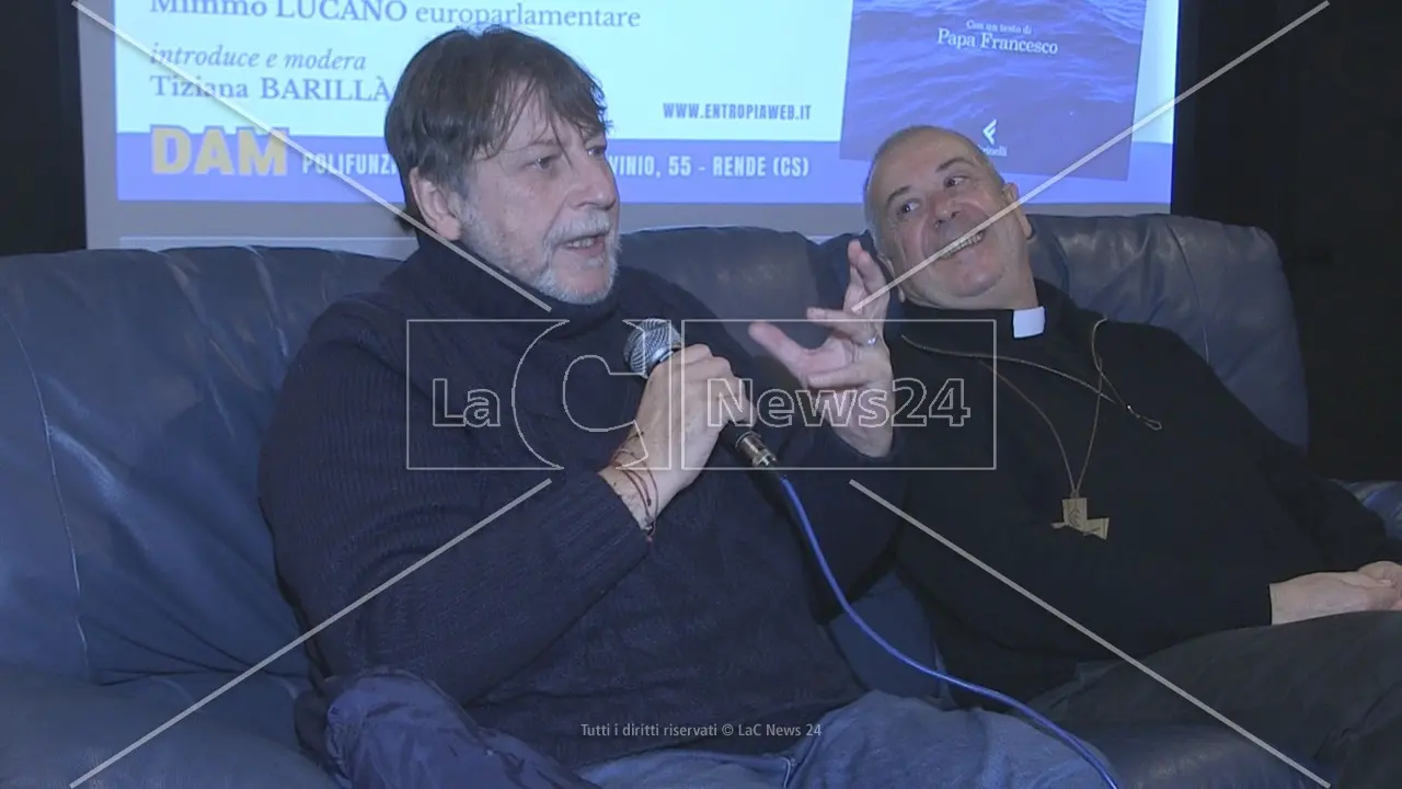 Dalle tute bianche alle navi Ong, l’attivista Luca Casarini all’Unical per La cospirazione del bene
