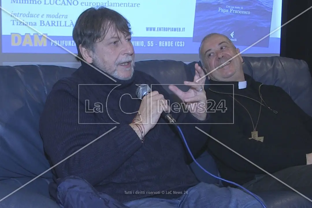 <p>Luca Casarini insieme a monsignor Giovanni Checchinato</p>\\n