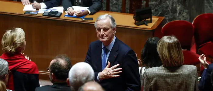 Cade il governo Barnier in Francia dopo appena tre mesi: Macron pronto a nominare il successore\n