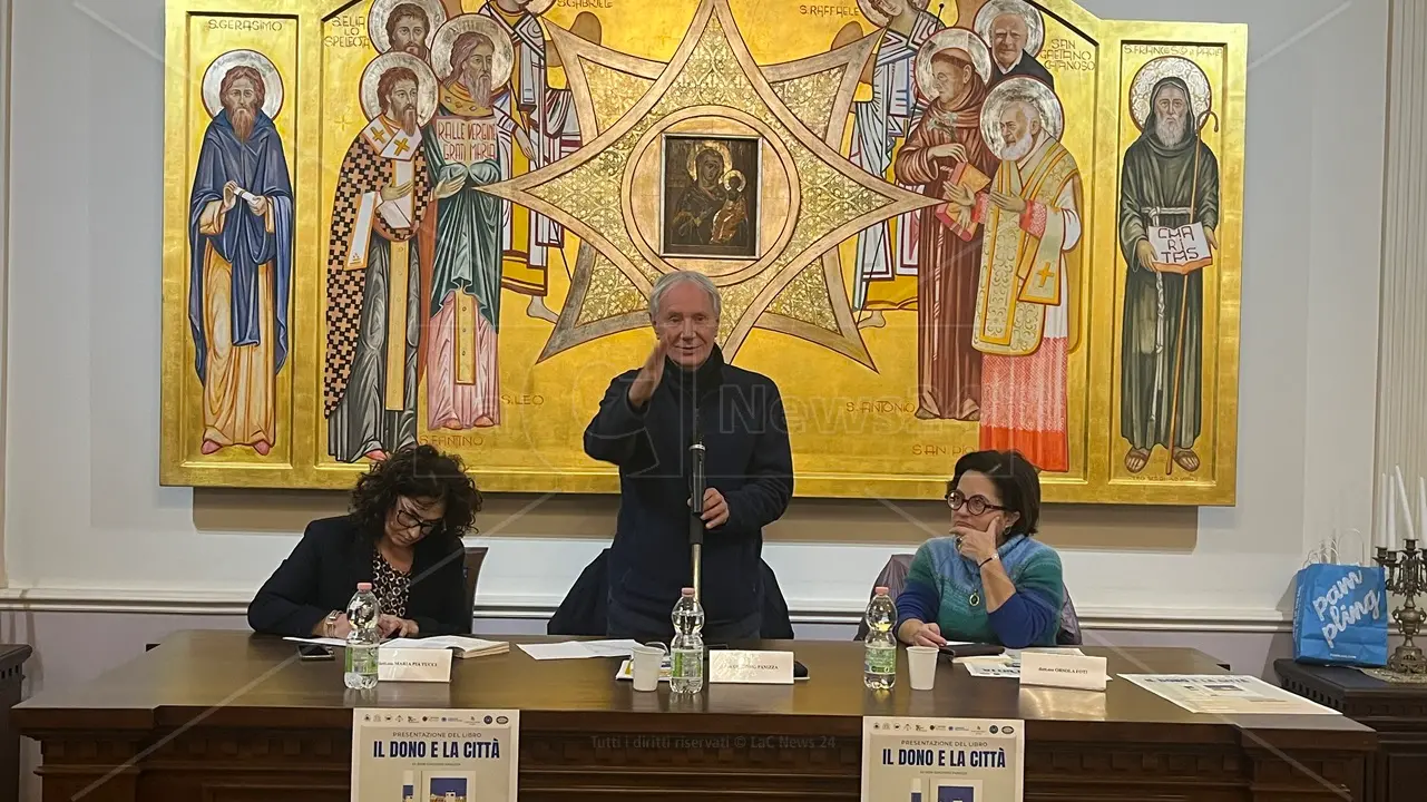 <p>Don Giacomo Panizza presenta, nella sala del tribunale ecclesiastico di Reggio, il suo libro &quot;Il dono e la citt&agrave;. Sul futuro del volontariato&quot;</p>\\n