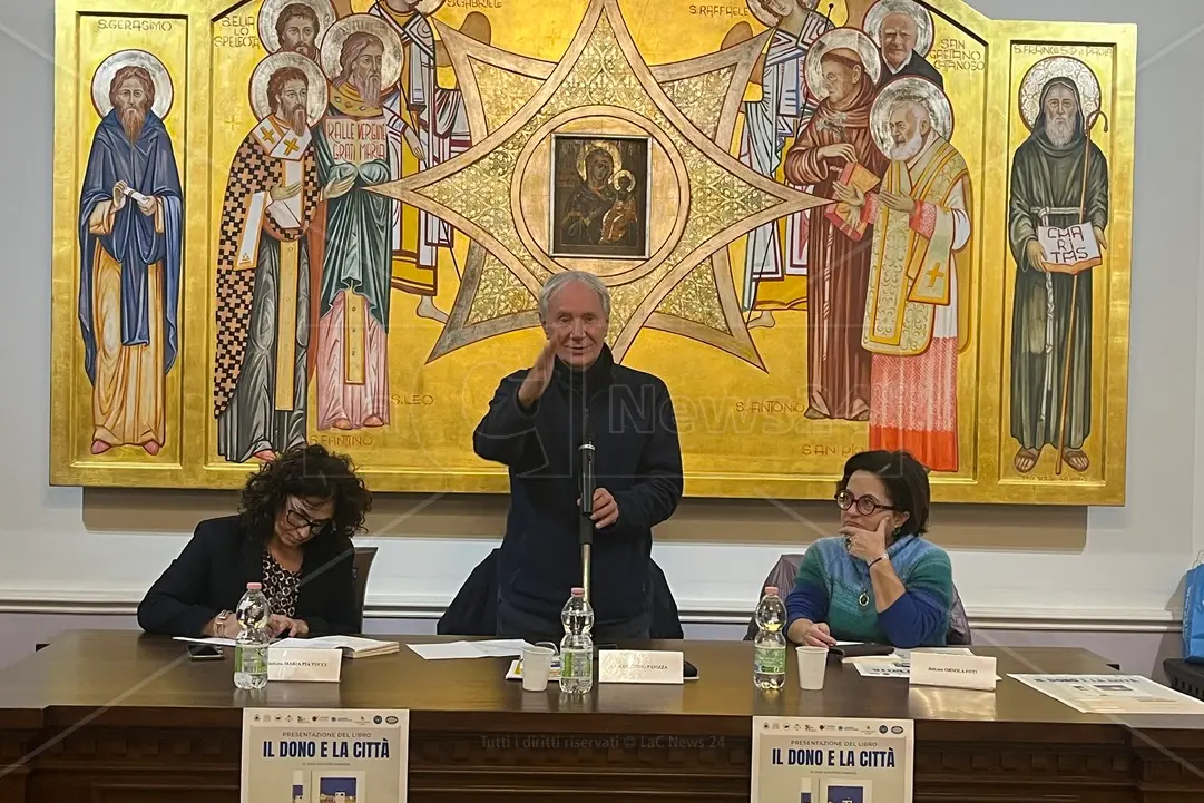 <p>Don Giacomo Panizza presenta, nella sala del tribunale ecclesiastico di Reggio, il suo libro &quot;Il dono e la citt&agrave;. Sul futuro del volontariato&quot;</p>\\n