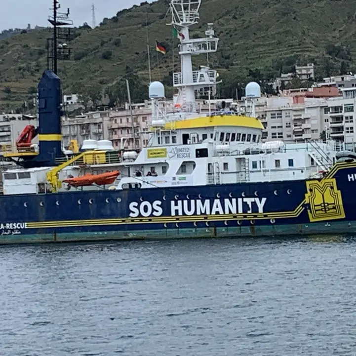 Al porto di Reggio approdano 82 migranti, Sos Humanity: «Trovati in condizioni critiche»\n