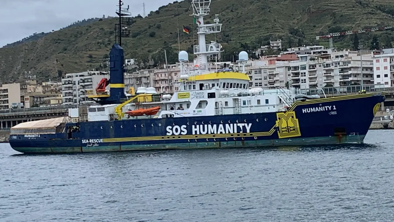 Al porto di Reggio approdano 82 migranti, Sos Humanity: «Trovati in condizioni critiche»\n